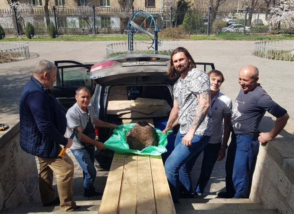 В Волгоградский планетарий привезли 2 метеорита весом 400 килограммов